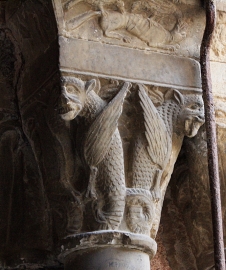 Sirenes a un capitell del claustre de la Catedral de Tarragona. Al cimaci també hi veiem bèsties fantàstiques (fi s XII - inici del XIII)