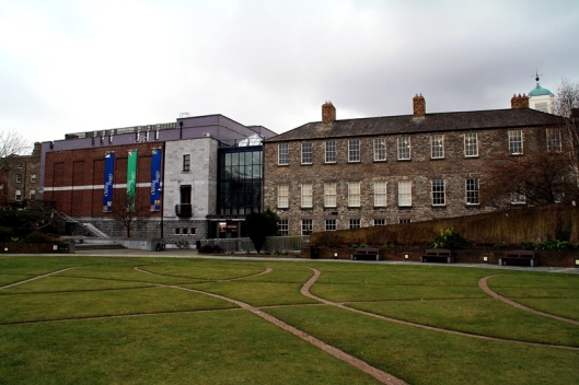 (fig.2) Vista de l'entrada a l'edifici actual de la Chester Beatty Library dins el recinte del Castell de Dublin.